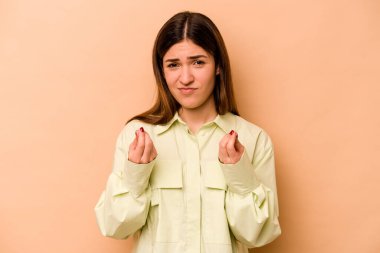 Latin kökenli genç bir kadın bej arka planda izole edilmiş, parası olmadığını gösteriyor..