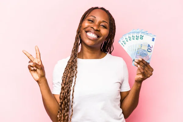 Mladá Afroameričanka Drží Bankovky Izolované Růžovém Pozadí Radostné Bezstarostné Ukazující — Stock fotografie