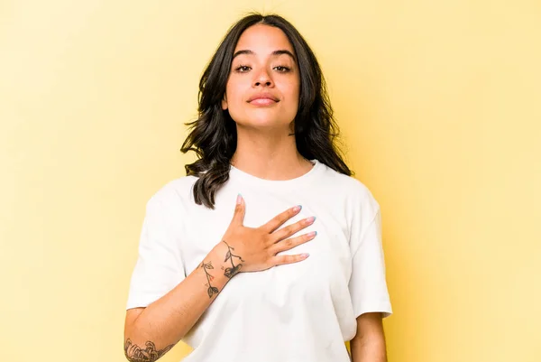 Young Hispanic Woman Isolated Yellow Background Taking Oath Putting Hand — 스톡 사진