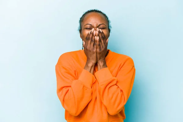 Mladá Africká Americká Žena Izolovaná Modrém Pozadí Smějící Něčemu Zakrývající — Stock fotografie