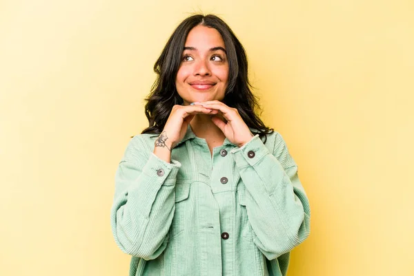 Young Hispanic Woman Isolated Yellow Background Keeps Hands Chin Looking — 스톡 사진
