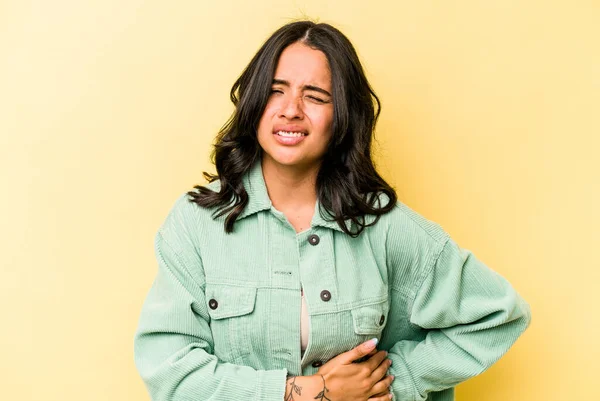 Mulher Hispânica Jovem Isolado Fundo Amarelo Com Uma Dor Fígado — Fotografia de Stock