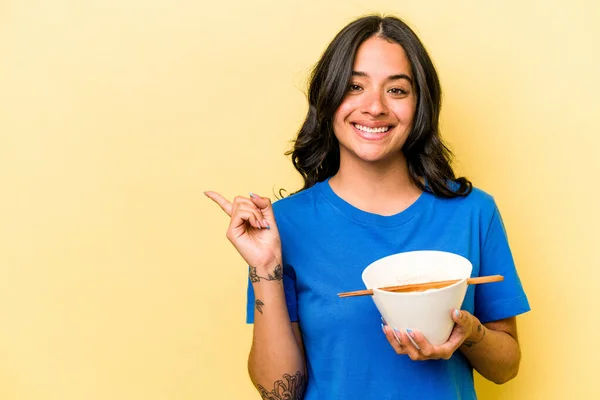 Ung Latinamerikansk Kvinna Äter Ram Isolerad Blå Bakgrund Ler Och — Stockfoto