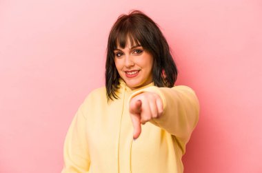 Pembe arka planda soyutlanmış beyaz bir kadın. Önü işaret eden neşeli gülümsemeler..