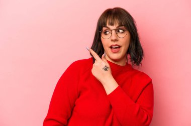 Pembe arka planda soyutlanmış beyaz bir kadın. Gülümsüyor, neşeli ve keyifli görünüyor..