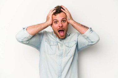 Beyaz arka planda izole olmuş genç beyaz bir adam çığlık atıyor, çok heyecanlı, tutkulu, bir şeyden memnun..