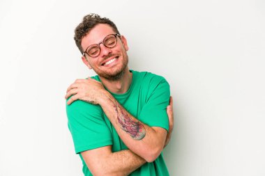 Beyaz arka planda izole genç beyaz adam gülüyor ve eğleniyor..