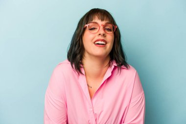 Genç beyaz kadın mavi arka planda izole edilmiş gülüyor ve eğleniyor..