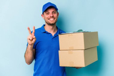 Mavi arka planda iki numarayı parmaklarıyla gösteren beyaz bir teslimatçı var..