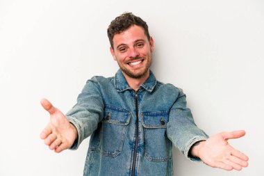 Beyaz arka planda izole edilmiş beyaz bir genç hoş bir ifade sergiliyor..