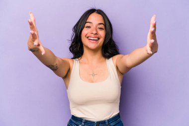 Mor arka planda, zaferi ya da başarıyı kutlayan genç İspanyol kadın şaşırdı ve şok oldu..