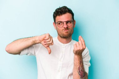 Kafkasyalı genç adam mavi arka planda izole edilmiş..