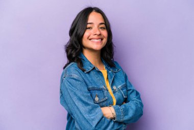 Mor arka planda izole edilmiş genç İspanyol kadın mutlu, güler yüzlü ve neşeli..