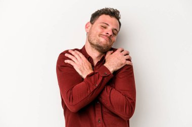 Beyaz arka planda izole edilmiş genç beyaz bir adam. Kucaklaşma, kaygısız gülümseme ve mutluluk..