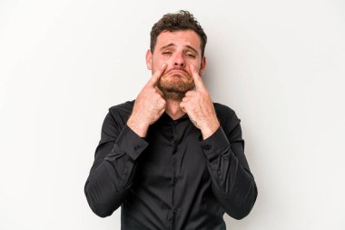 Beyaz arka planda izole edilmiş beyaz bir adam ağlıyor, bir şeyden memnun değil, acı ve kafa karışıklığı konsepti..