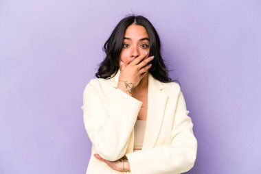 Mor arka planda yalnız yaşayan genç İspanyol kadın korkmuş ve korkmuş..