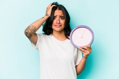 Mavi arka planda bir saat tutan genç İspanyol kadın şok geçiriyordu, önemli bir toplantıyı hatırladı..