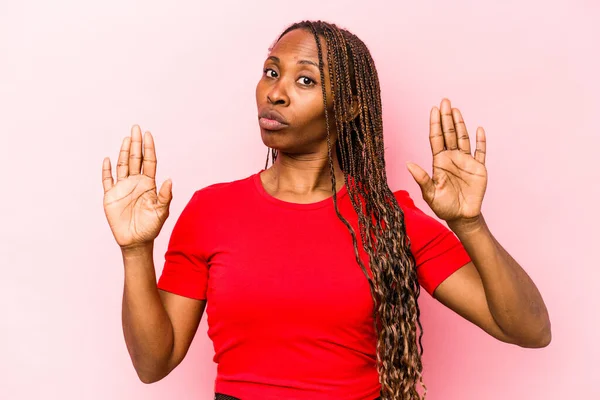 Junge Afrikanisch Amerikanische Frau Isoliert Auf Rosa Hintergrund Stehend Mit — Stockfoto