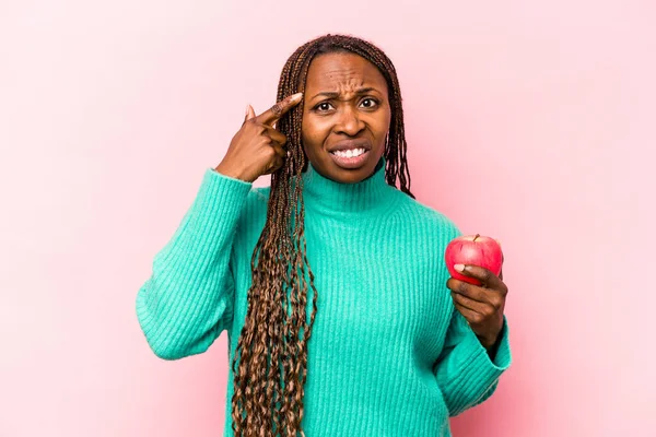 Ung Afroamerikansk Kvinna Håller Ett Äpple Isolerat Rosa Bakgrund Visar — Stockfoto