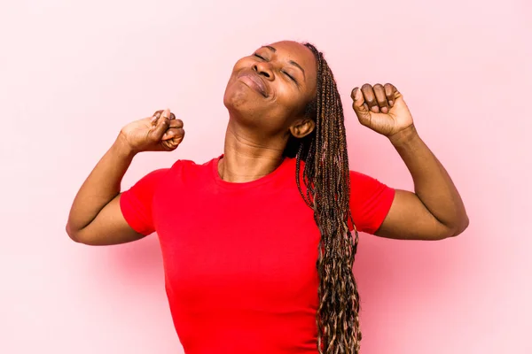Fiatal Afro Amerikai Elszigetelt Rózsaszín Háttér Kinyújtott Karok Nyugodt Helyzetben — Stock Fotó