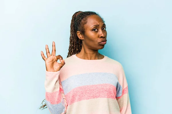 Jonge Afrikaanse Amerikaanse Vrouw Geïsoleerd Blauwe Achtergrond Knipoogt Een Oog — Stockfoto