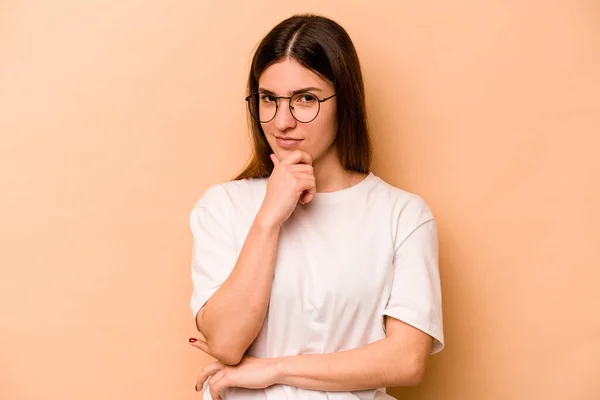 Mujer Hispana Joven Aislada Sobre Fondo Beige Pensando Mirando Hacia —  Fotos de Stock