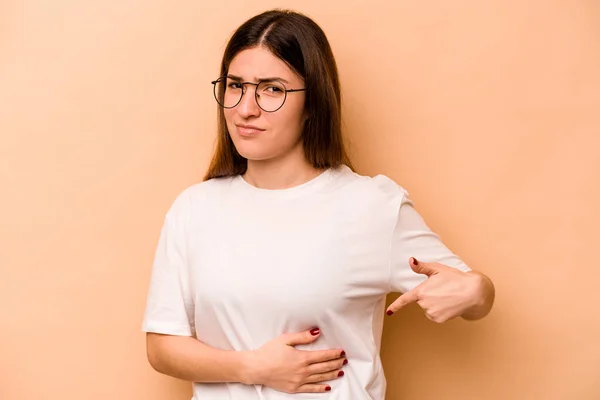 Jonge Spaanse Vrouw Geïsoleerd Beige Achtergrond Met Leverpijn Maagpijn — Stockfoto