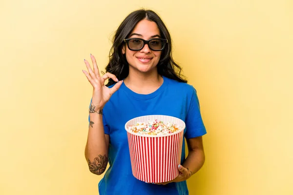 Young Hispanic Woman Holding Popcorn Isolated Yellow Background Cheerful Confident — Stock Photo, Image