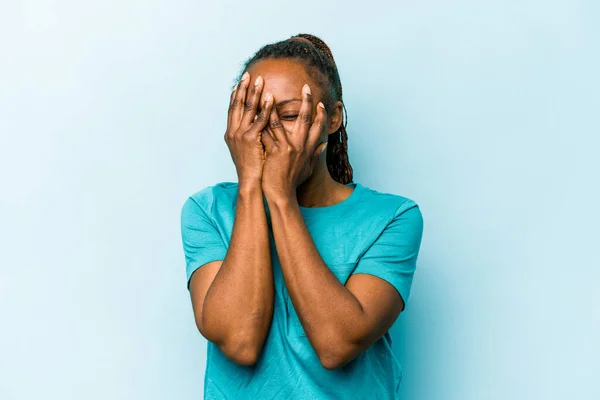 Mladá Afro Americká Žena Izolovaná Modrém Pozadí Bliká Kameru Skrz — Stock fotografie