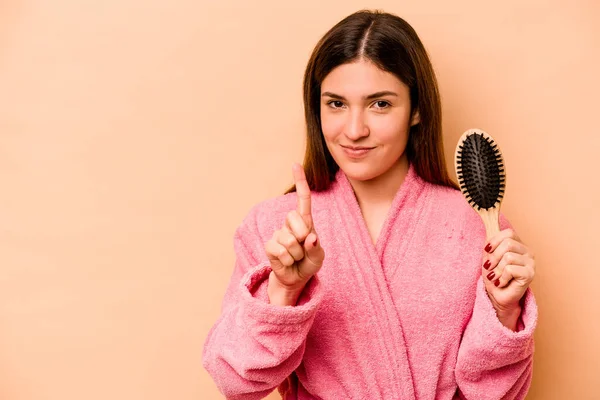 Elinde Saç Fırçası Olan Latin Kökenli Genç Bir Kadın Bej — Stok fotoğraf