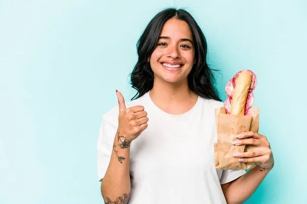 Ung Latinamerikansk Kvinna Äter Smörgås Isolerad Blå Bakgrund Ler Och — Stockfoto