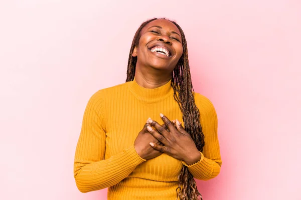 Jonge Afro Amerikaanse Vrouw Geïsoleerd Roze Achtergrond Lachen Houden Handen — Stockfoto