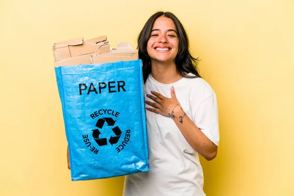 Mladá Hispánská Žena Recyklační Papír Izolované Žlutém Pozadí Hlasitě Směje — Stock fotografie