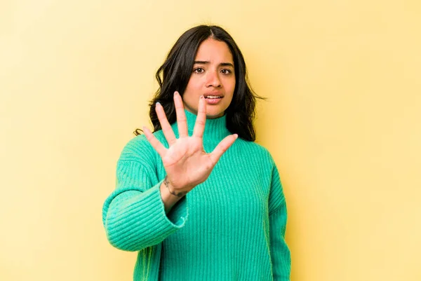 Junge Hispanische Frau Auf Gelbem Hintergrund Isoliert Und Schockiert Wegen — Stockfoto