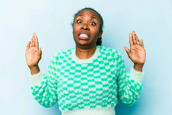 Ung Afrikansk Amerikansk Kvinna Isolerad Blå Bakgrund Chockas Grund Överhängande — Stockfoto