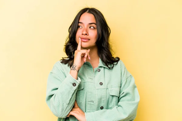 Young Hispanic Woman Isolated Yellow Background Contemplating Planning Strategy Thinking — 스톡 사진