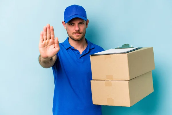 Ung Kaukasisk Leverans Man Isolerad Blå Bakgrund Står Med Utsträckt — Stockfoto