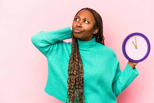 Ung Afroamerikansk Kvinna Håller Klocka Isolerad Rosa Bakgrund Vidrör Baksidan — Stockfoto