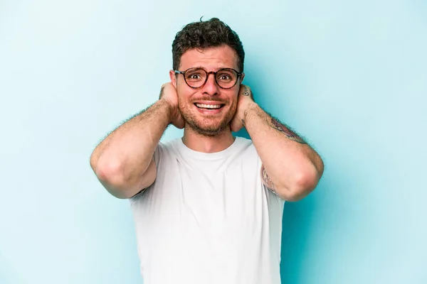 Young Caucasian Man Isolated Blue Background Screaming Rage — Stock Photo, Image