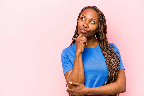 Junge Afrikanisch Amerikanische Frau Auf Rosa Hintergrund Isoliert Und Mit — Stockfoto