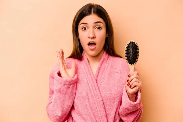 Elinde Saç Fırçası Tutan Genç Spanyol Kadın Bej Arka Planda — Stok fotoğraf