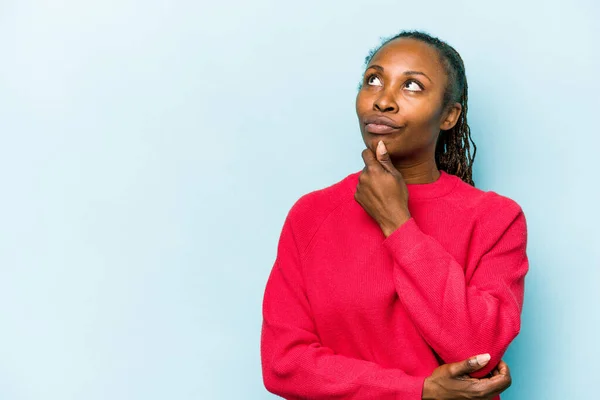 Ung Afrikansk Amerikansk Kvinna Isolerad Blå Bakgrund Tittar Sidled Med — Stockfoto