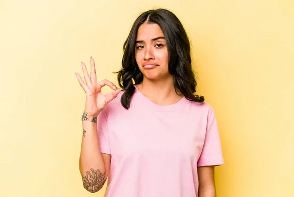 Young Hispanic Woman Isolated Yellow Background Winks Eye Holds Okay — Foto Stock