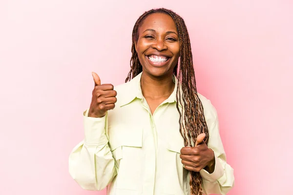 Jonge Afrikaanse Amerikaanse Vrouw Geïsoleerd Roze Achtergrond Het Verhogen Van — Stockfoto