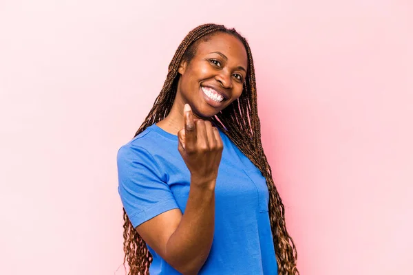 Jeune Femme Afro Américaine Isolée Sur Fond Rose Pointant Doigt — Photo