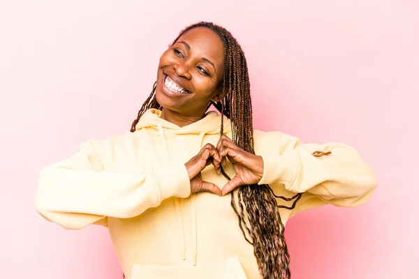 Jong Afrikaans Amerikaans Vrouw Geïsoleerd Roze Achtergrond Glimlachen Tonen Een — Stockfoto