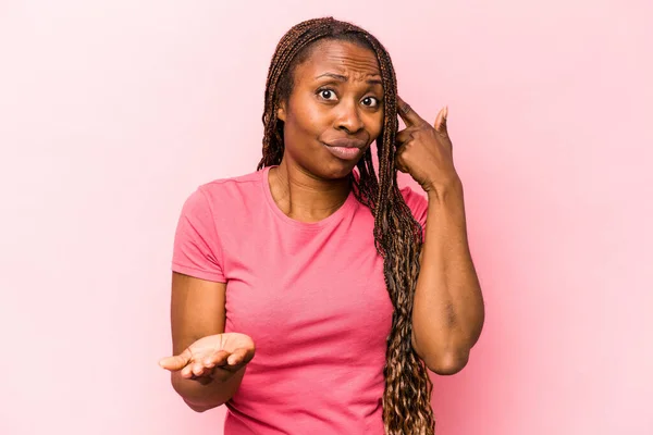 Mladá Africká Americká Žena Izolované Růžovém Pozadí Držení Ukazující Produkt — Stock fotografie