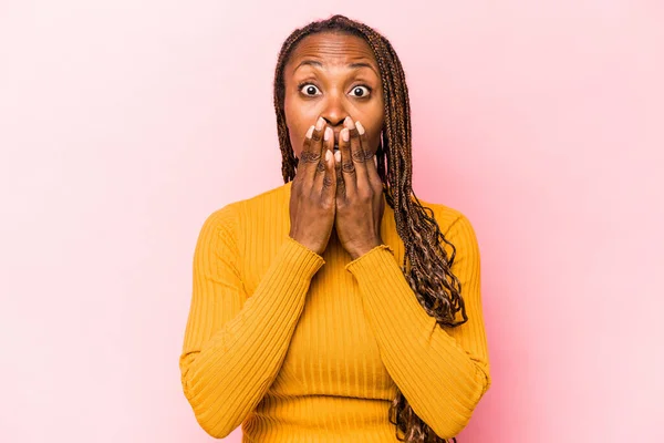 Ung Afrikansk Amerikansk Kvinna Isolerad Rosa Bakgrund Täcker Munnen Med — Stockfoto