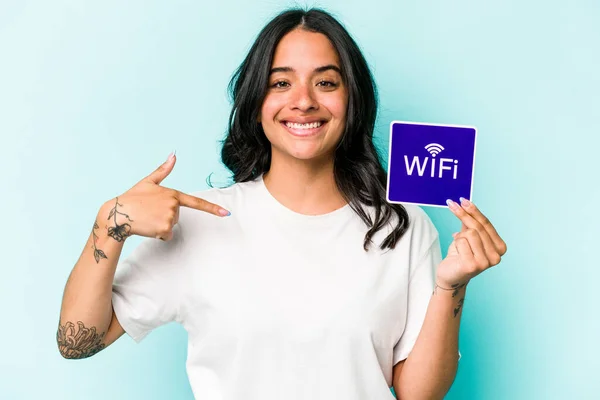 Молодая Латиноамериканка Плакатом Wifi Изолирована Желтом Фоне Лицом Указывающим Рукой — стоковое фото