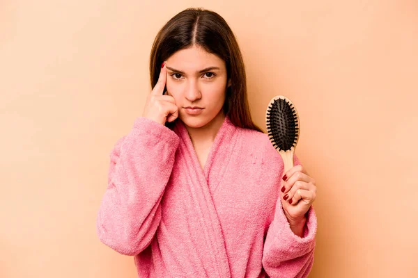 Elinde Saç Fırçası Olan Latin Kökenli Genç Bir Kadın Bej — Stok fotoğraf